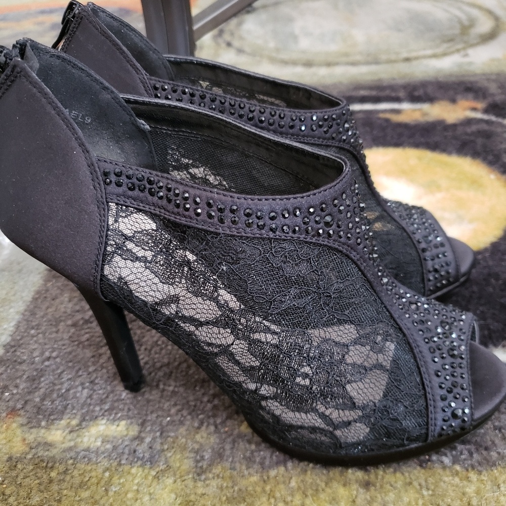 Black lace heels w/ jewel design